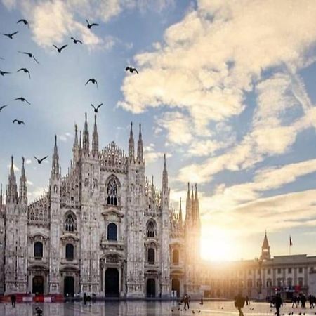 Ad Un Passo Dal Duomo Elegante Appartamento Wifi ミラノ エクステリア 写真