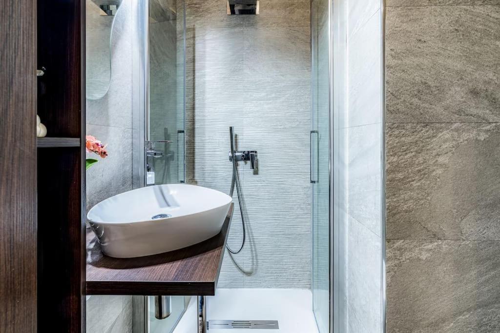 Ad Un Passo Dal Duomo Elegante Appartamento Wifi ミラノ エクステリア 写真