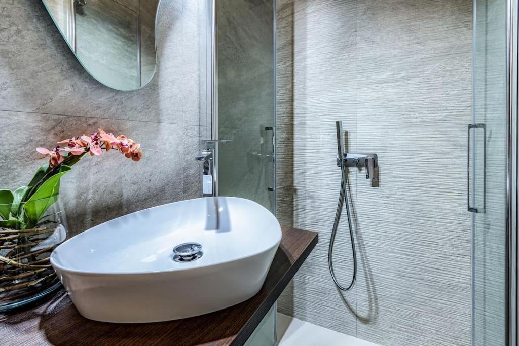 Ad Un Passo Dal Duomo Elegante Appartamento Wifi ミラノ エクステリア 写真